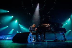 A világsztár zongorista Péter Bence új, grandiózus show-val tér vissza Budapestre